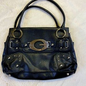 Its a very beautiful black purse. Brand Guess. Very good condition.